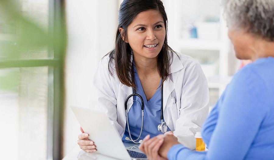 Una mujer con su médica.
