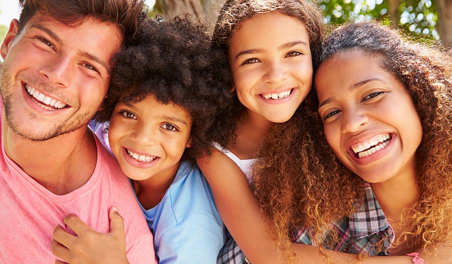 Un grupo de personas sonrientes que miran a la cámara