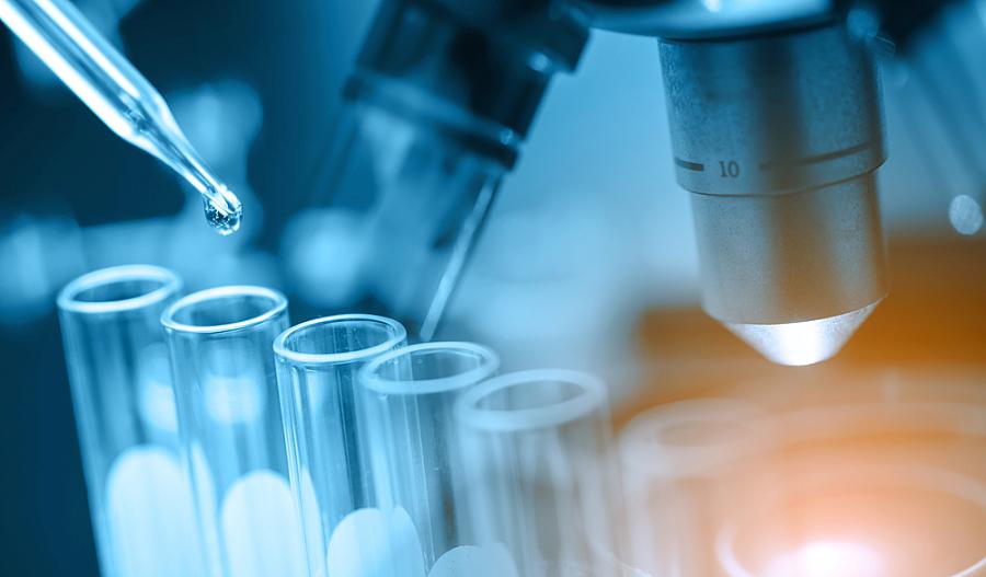 Microscopio con vidrio de laboratorio