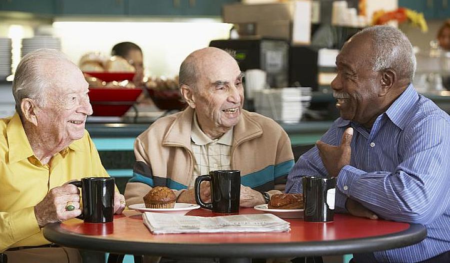 Foto de hombres adultos mayores bebiendo juntos
