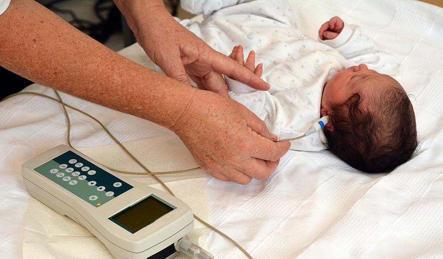 Foto de un recién nacido al que se le realiza una prueba de audición