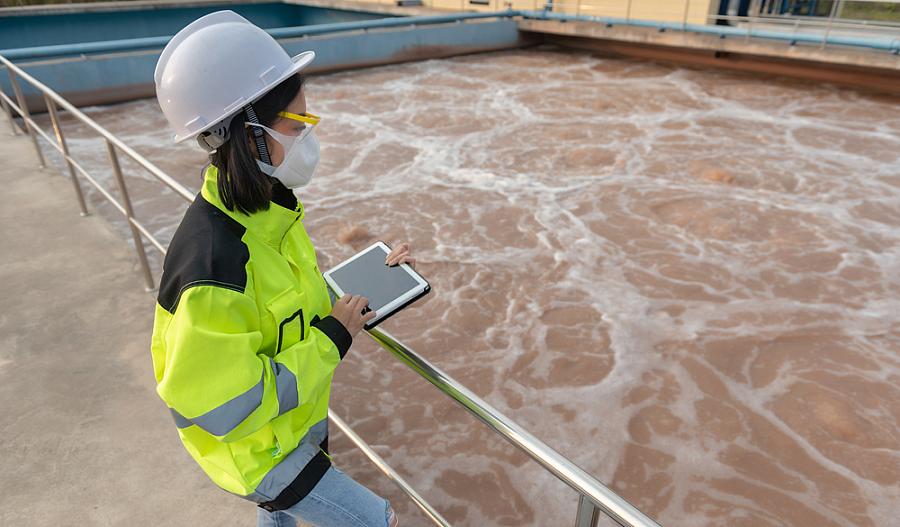 Foto de ingeniero ambiental en planta de tratamiento de aguas residuales
