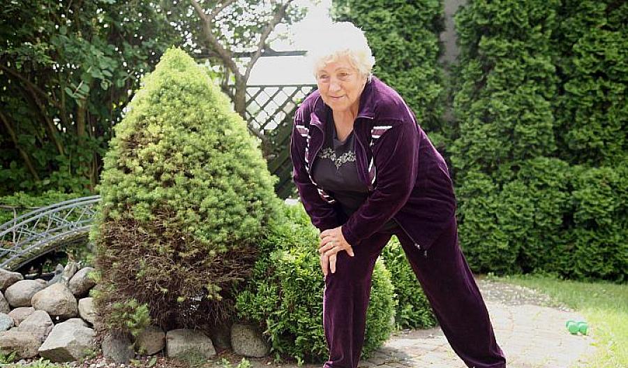 Mujer mayor con sobrepeso ejercitando.
