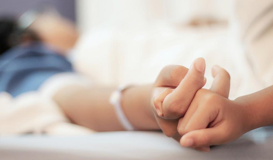 Imagen de una persona de la mano de un paciente