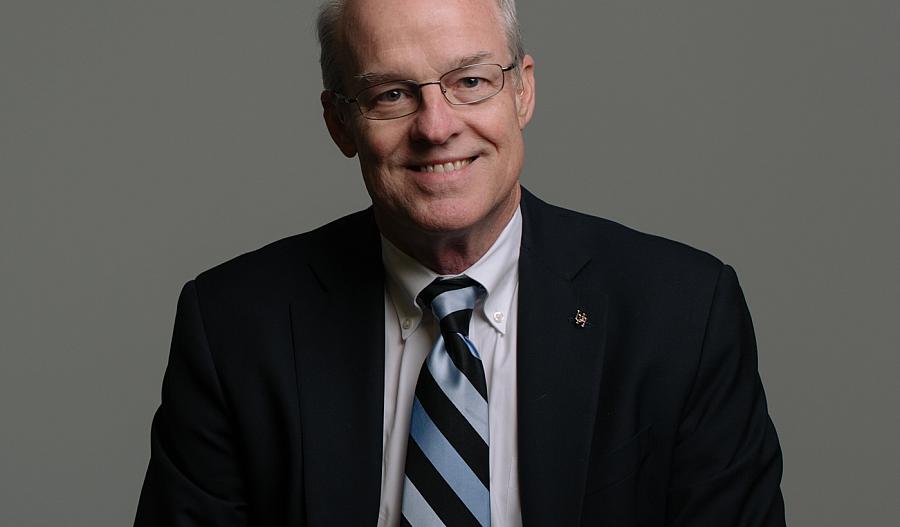 Retrato de primer plano del doctor Jack Fletcher