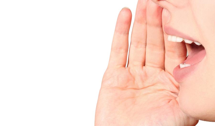 Imagen de mujer tapando con la mano la boca gritando.