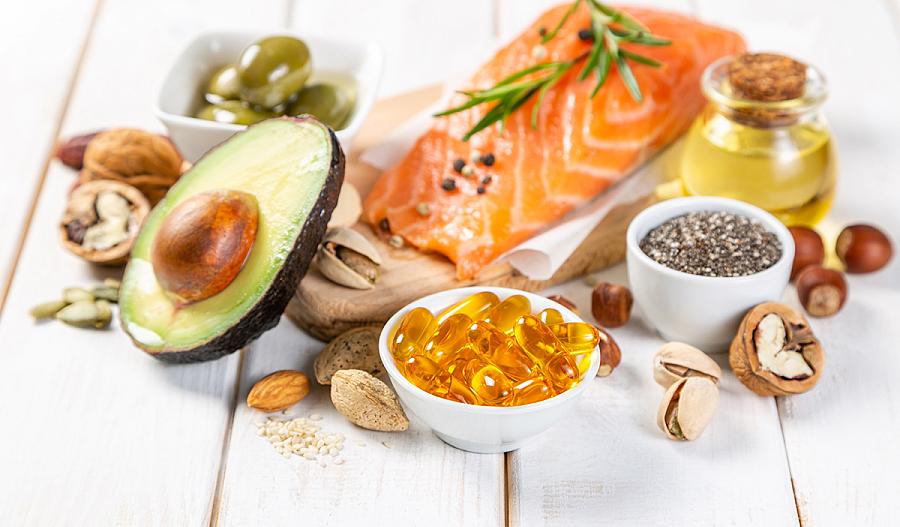 Fotografía de una selección de alimentos y suplementos que contienen omega-3.